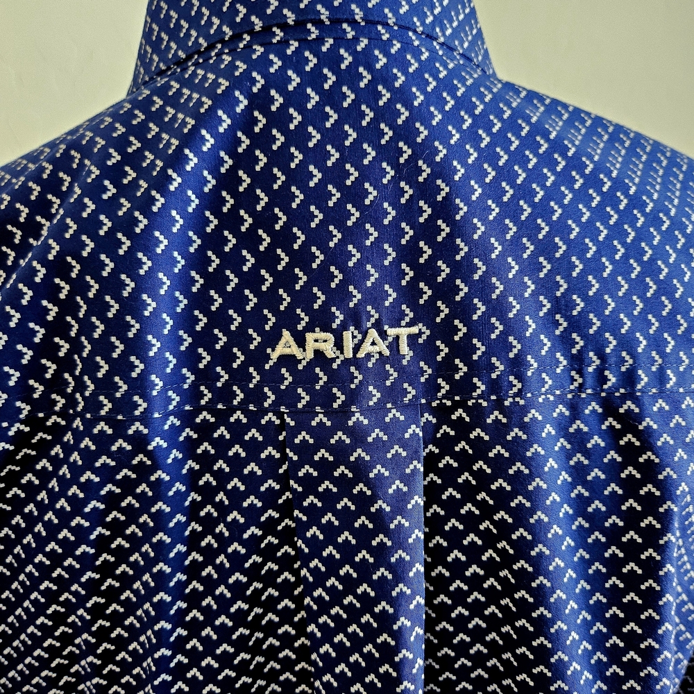 Ariat Men's Navy and White Geometric Button Down Shirt New without tags sz Large - Picture 2 of 7